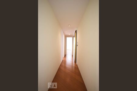 Corredor de apartamento para alugar com 3 quartos, 209m² em Vila Suzana, São Paulo
