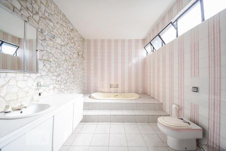 Casa à venda com 700m², 4 quartos e 3 vagasBanheiro da Suíte 1