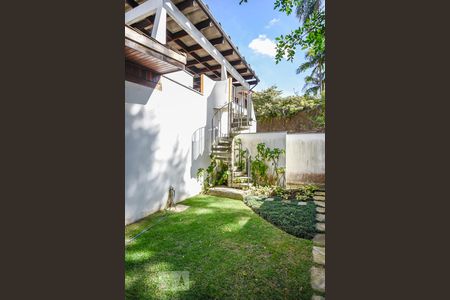 Casa à venda com 700m², 4 quartos e 3 vagasEscada para Salão do 2 piso