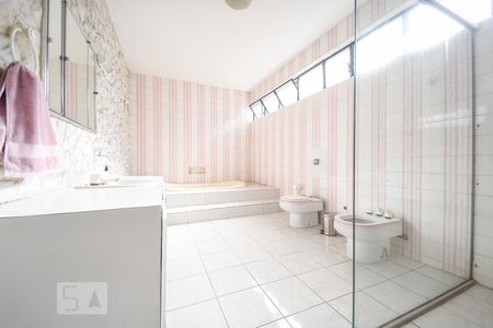 Casa à venda com 700m², 4 quartos e 3 vagasBanheiro da Suíte 1