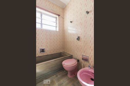 Banheiro de casa para alugar com 3 quartos, 500m² em Alto da Lapa, São Paulo