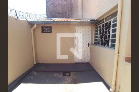 Casa à venda com 200m², 2 quartos e sem vagaQuintal Fundos