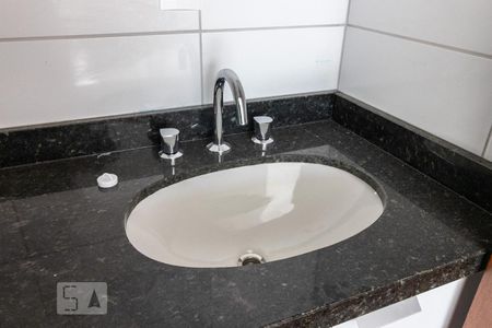 Casa de condomínio para alugar com 100m², 3 quartos e 2 vagas Casa de condomínio para alugar com 100m², 3 quartos e 2 vagasBanheiro da suite