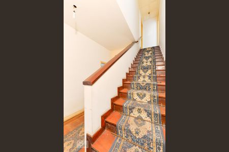 escadas de casa à venda com 4 quartos, 280m² em Sumaré, São Paulo