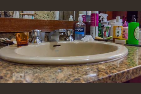 Casa de condomínio à venda com 540m², 5 quartos e 8 vagasTorneira Banheiro Quarto 3 Suíte