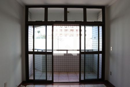 Detalhe da sala  de apartamento para alugar com 3 quartos, 150m² em Mansões Santo Antônio, Campinas