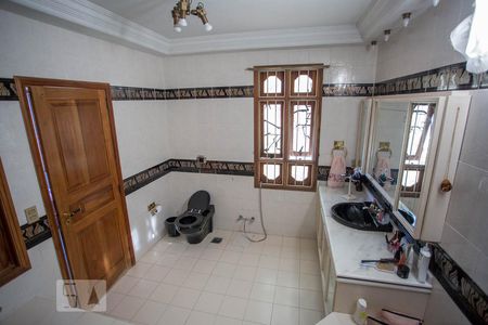 Casa de condomínio para alugar com 450m², 5 quartos e 2 vagas Casa de condomínio para alugar com 450m², 5 quartos e 2 vagasBanheiro da suíte