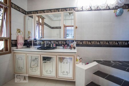 Casa de condomínio para alugar com 450m², 5 quartos e 2 vagas Casa de condomínio para alugar com 450m², 5 quartos e 2 vagasBanheiro da suíte