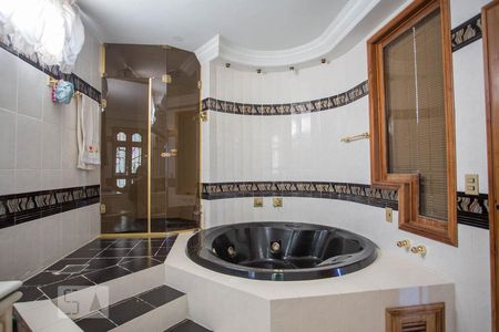 Casa de condomínio para alugar com 450m², 5 quartos e 2 vagas Casa de condomínio para alugar com 450m², 5 quartos e 2 vagasBanheiro da suíte