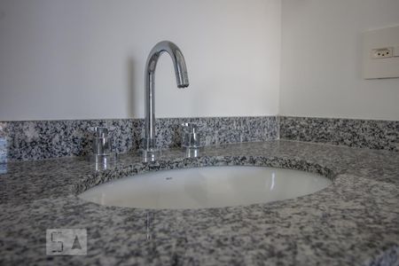 Banheiro social detalhe de apartamento para alugar com 1 quarto, 36m² em Sumarezinho, São Paulo