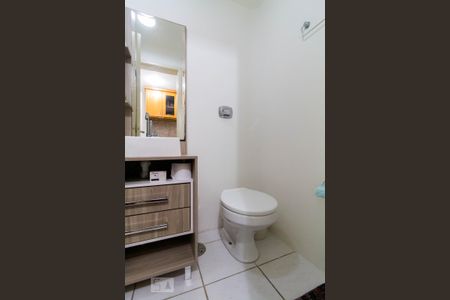 Banheiro de kitnet/studio para alugar com 1 quarto, 25m² em Centro Histórico, Porto Alegre
