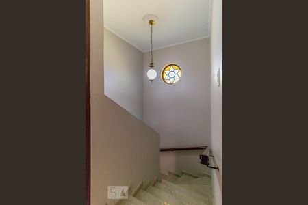 Casa à venda com 340m², 5 quartos e 4 vagas Casa à venda com 340m², 5 quartos e 4 vagasEscada