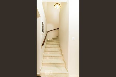 Escada de casa para alugar com 5 quartos, 340m² em Vila Jacuí, São Paulo
