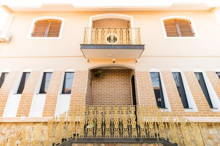 Casa à venda com 340m², 5 quartos e 4 vagas Casa à venda com 340m², 5 quartos e 4 vagasFrente