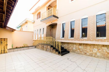 Casa à venda com 340m², 5 quartos e 4 vagas Casa à venda com 340m², 5 quartos e 4 vagasFrente