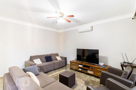 Casa à venda com 340m², 5 quartos e 4 vagas Casa à venda com 340m², 5 quartos e 4 vagasSala