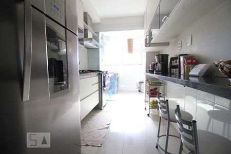 Cozinha de apartamento para alugar com 3 quartos, 105m² em Vila Suzana, São Paulo