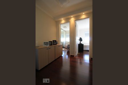 Corredor de apartamento para alugar com 3 quartos, 105m² em Vila Suzana, São Paulo