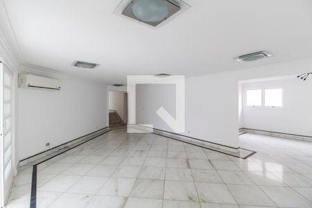 Sala de TV de casa de condomínio para alugar com 4 quartos, 469m² em Alphaville, Santana de Parnaíba