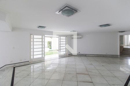 Sala de TV de casa de condomínio para alugar com 4 quartos, 469m² em Alphaville, Santana de Parnaíba