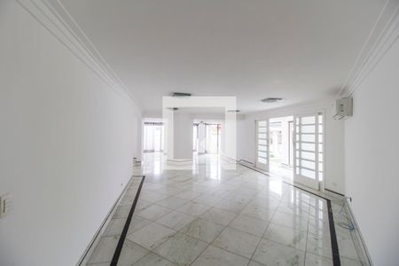 Sala de TV de casa de condomínio para alugar com 4 quartos, 469m² em Alphaville, Santana de Parnaíba