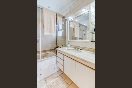 Apartamento à venda com 178m², 4 quartos e 4 vagasBanheiro da primeira suíte