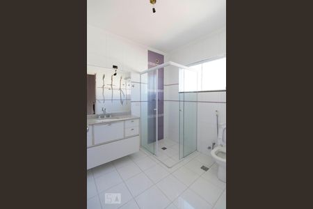 Banheiro Suíte 1 de casa para alugar com 4 quartos, 245m² em Vila Isolina Mazzei, São Paulo