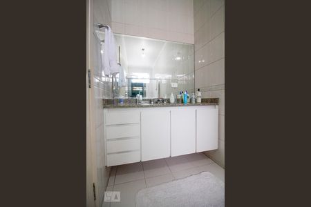 Casa à venda com 300m², 4 quartos e 6 vagasBanheiro da Suíte 2