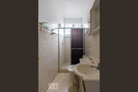 Banheiro de apartamento para alugar com 1 quarto, 46m² em Azenha, Porto Alegre