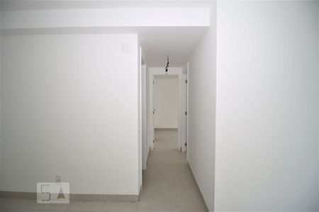 Corredor de apartamento para alugar com 2 quartos, 61m² em Gardênia Azul, Rio de Janeiro