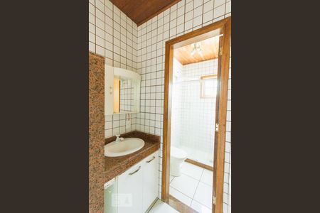 Casa à venda com 550m², 6 quartos e 4 vagas Casa à venda com 550m², 6 quartos e 4 vagasFundos - Banheiro