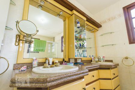 Casa à venda com 550m², 6 quartos e 4 vagas Casa à venda com 550m², 6 quartos e 4 vagasBanheiro Suíte 1 (Segundo Andar)