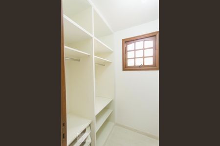 Casa à venda com 550m², 6 quartos e 4 vagas Casa à venda com 550m², 6 quartos e 4 vagasCloset Suíte 4 (Segundo Andar)