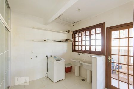 Casa à venda com 550m², 6 quartos e 4 vagas Casa à venda com 550m², 6 quartos e 4 vagasÁrea de Serviço (Primeiro Andar)