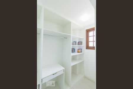 Casa à venda com 550m², 6 quartos e 4 vagas Casa à venda com 550m², 6 quartos e 4 vagasCloset Suíte 3 (Segundo Andar)