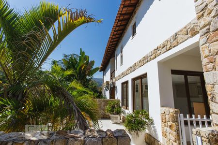 Casa à venda com 550m², 6 quartos e 4 vagas Casa à venda com 550m², 6 quartos e 4 vagasÁrea Externa - Entrada