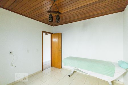 Casa à venda com 550m², 6 quartos e 4 vagas Casa à venda com 550m², 6 quartos e 4 vagasFundos - Quarto 1