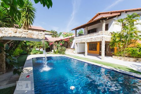 Casa à venda com 550m², 6 quartos e 4 vagas Casa à venda com 550m², 6 quartos e 4 vagasPiscina