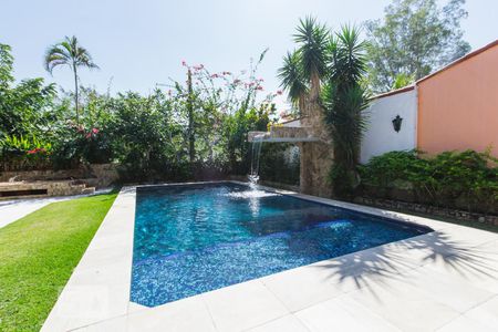 Casa à venda com 550m², 6 quartos e 4 vagas Casa à venda com 550m², 6 quartos e 4 vagasPiscina