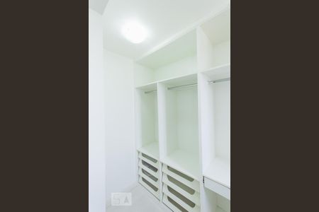 Casa à venda com 550m², 6 quartos e 4 vagas Casa à venda com 550m², 6 quartos e 4 vagasCloset Suíte 3 (Segundo Andar)