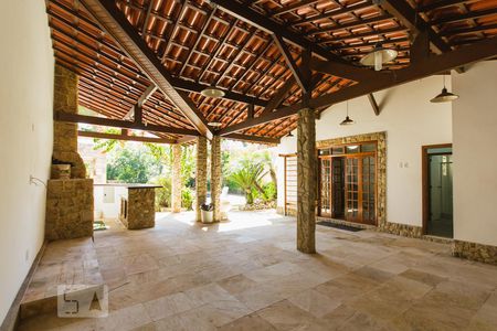 Casa à venda com 550m², 6 quartos e 4 vagas Casa à venda com 550m², 6 quartos e 4 vagasÁrea Churrasqueira