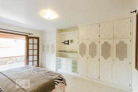 Casa à venda com 550m², 6 quartos e 4 vagas Casa à venda com 550m², 6 quartos e 4 vagasSuíte 1 (Segundo Andar)