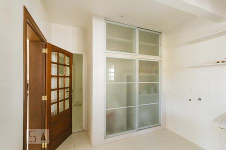 Casa à venda com 550m², 6 quartos e 4 vagas Casa à venda com 550m², 6 quartos e 4 vagasÁrea de Serviço (Primeiro Andar)