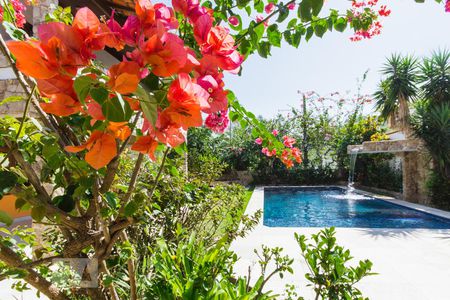 Casa à venda com 550m², 6 quartos e 4 vagas Casa à venda com 550m², 6 quartos e 4 vagasPiscina