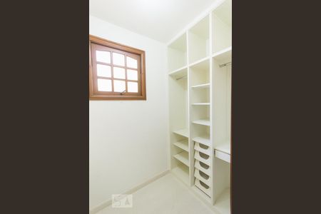 Casa à venda com 550m², 6 quartos e 4 vagas Casa à venda com 550m², 6 quartos e 4 vagasCloset Suíte 4 (Segundo Andar)