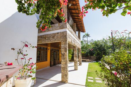 Casa à venda com 550m², 6 quartos e 4 vagas Casa à venda com 550m², 6 quartos e 4 vagasÁrea Externa