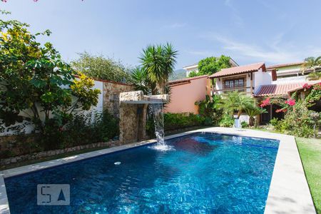 Casa à venda com 550m², 6 quartos e 4 vagas Casa à venda com 550m², 6 quartos e 4 vagasPiscina