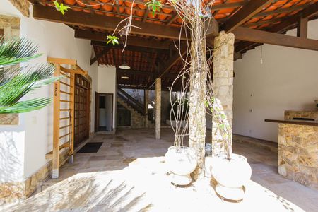 Casa à venda com 550m², 6 quartos e 4 vagas Casa à venda com 550m², 6 quartos e 4 vagasÁrea Churrasqueira