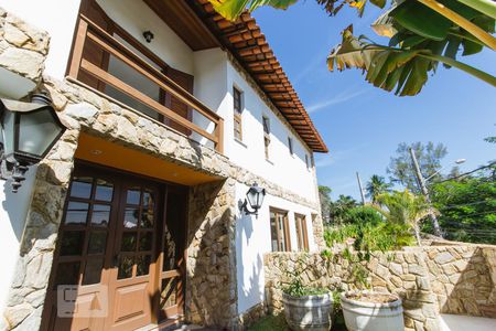 Casa à venda com 550m², 6 quartos e 4 vagas Casa à venda com 550m², 6 quartos e 4 vagasÁrea Externa - Entrada