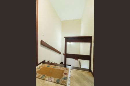 Casa de condomínio para alugar com 120m², 3 quartos e sem vagaEscada para Segundo Andar
